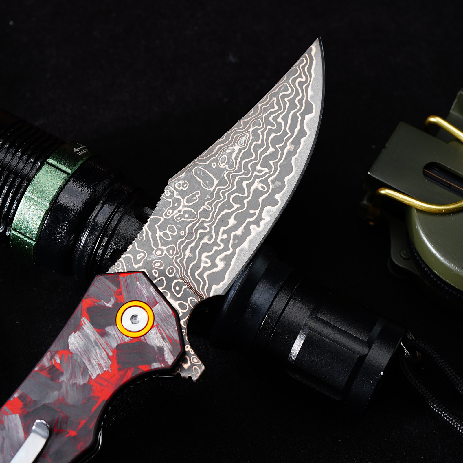Tunafire Knife GT-DM052-1 Red Carbon fiber Handle Flipper Knife VG10 steel core Yellow brass Damascus steel pattern Blade Camping Hunting Knives